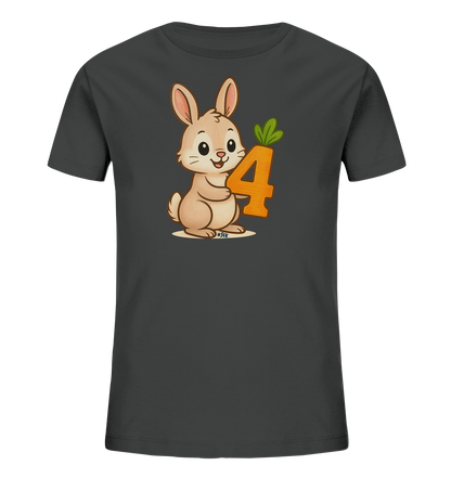 Onlineshop Shirts fuer Kinder - Das Bild zeigt ein dunkelgraues T-Shirt fuer Kinder. Auf der Vorderseite ist eine Illustration eines niedlichen Hasen abgebildet. Der Hase haelt eine orangefarbene Zahl 4, die einer Karotte aehnelt. Das Design wirkt froehlich und ansprechend.