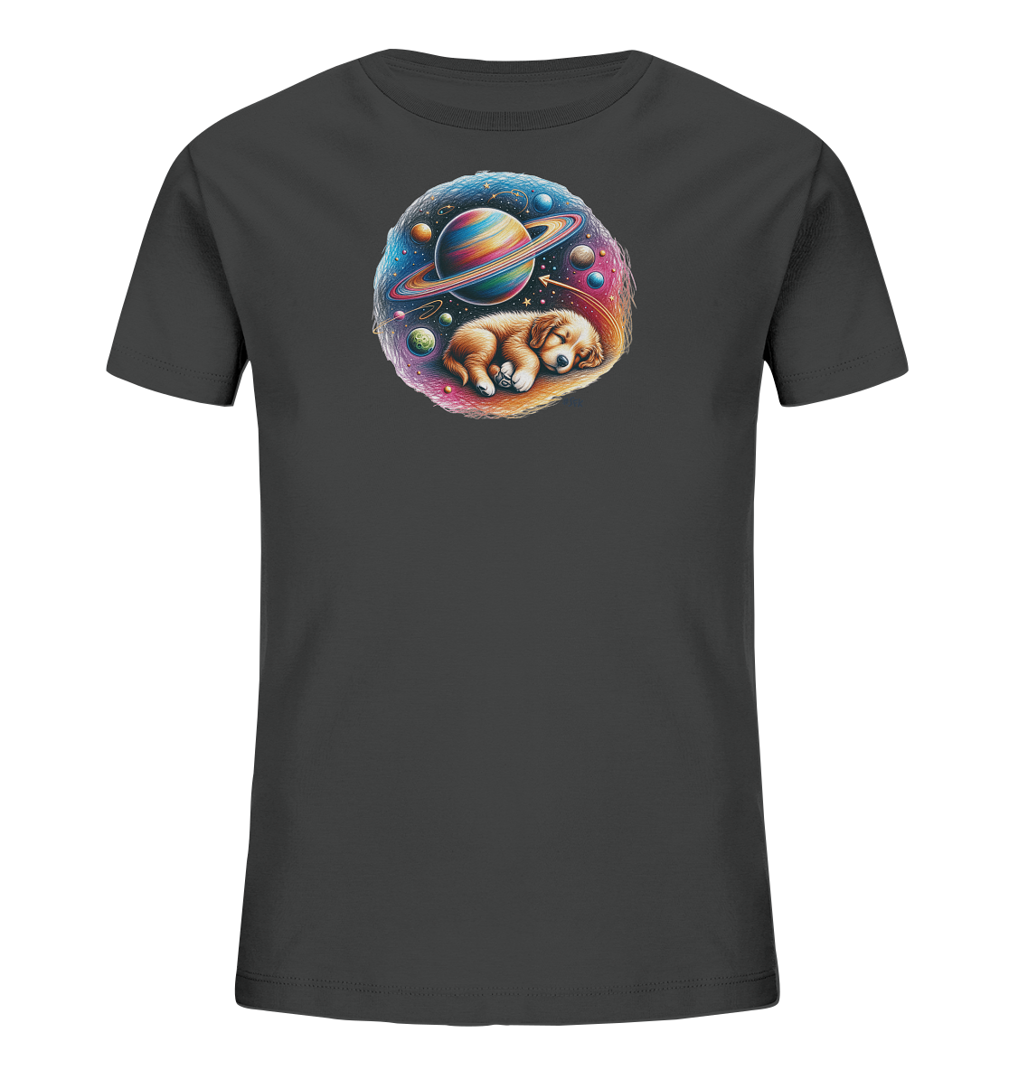 Onlineshop Shirts fuer Kinder - Dieses dunkelgraue Kinder T-Shirt zeigt ein farbenfrohes Weltraum-Motiv. Im Zentrum des Designs schlaeft ein kleiner, brauner Welpe friedlich eingerollt. Um ihn herum sind leuchtende Planeten, Sterne und kosmische Elemente in kraeftigen Farben dargestellt. Das kreisfoermige Motiv wirkt wie ein magisches Fenster ins All.