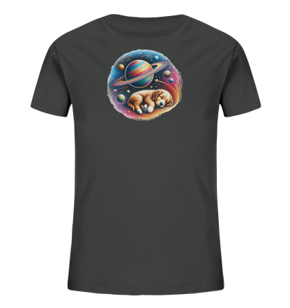 Onlineshop Shirts fuer Kinder - Dieses dunkelgraue Kinder T-Shirt zeigt ein farbenfrohes Weltraum-Motiv. Im Zentrum des Designs schlaeft ein kleiner, brauner Welpe friedlich eingerollt. Um ihn herum sind leuchtende Planeten, Sterne und kosmische Elemente in kraeftigen Farben dargestellt. Das kreisfoermige Motiv wirkt wie ein magisches Fenster ins All.