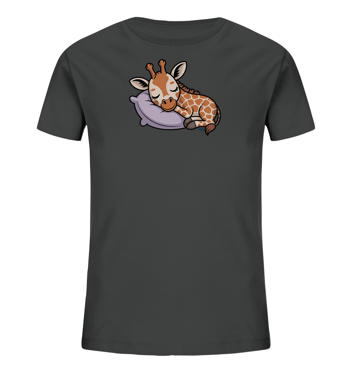 Onlineshop Shirts fuer Kinder - Das Bild zeigt ein dunkelgraues Kinder-T-Shirt mit einem niedlichen Aufdruck. Ein kleines, schlafendes Giraffenbaby ruht friedlich auf einem lilafarbenen Kissen. Das cartoonhafte Motiv ist detailliert gestaltet und verleiht dem Shirt einen verspielten und beruhigenden Charakter.