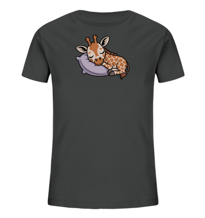 Onlineshop Shirts fuer Kinder - Das Bild zeigt ein dunkelgraues Kinder-T-Shirt mit einem niedlichen Aufdruck. Ein kleines, schlafendes Giraffenbaby ruht friedlich auf einem lilafarbenen Kissen. Das cartoonhafte Motiv ist detailliert gestaltet und verleiht dem Shirt einen verspielten und beruhigenden Charakter.