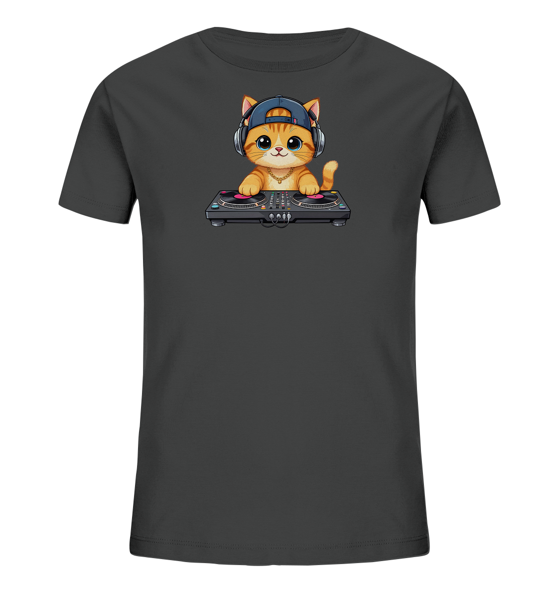 Onlineshop Shirts fuer Kinder - Das Bild zeigt ein dunkles Kinder-T-Shirt, dessen Vorderseite eine verspielte Illustration ziert. Eine orangefarbene Katze mit grossen Augen, blauen Kopfhoerern und einer umgedrehten Kappe ist vor einem DJ-Mischpult dargestellt. Sie traegt eine goldene Kette und schaut freundlich. Das Design verleiht dem Shirt einen coolen und charmanten Ausdruck.