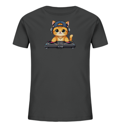 Onlineshop Shirts fuer Kinder - Das Bild zeigt ein dunkles Kinder-T-Shirt, dessen Vorderseite eine verspielte Illustration ziert. Eine orangefarbene Katze mit grossen Augen, blauen Kopfhoerern und einer umgedrehten Kappe ist vor einem DJ-Mischpult dargestellt. Sie traegt eine goldene Kette und schaut freundlich. Das Design verleiht dem Shirt einen coolen und charmanten Ausdruck.