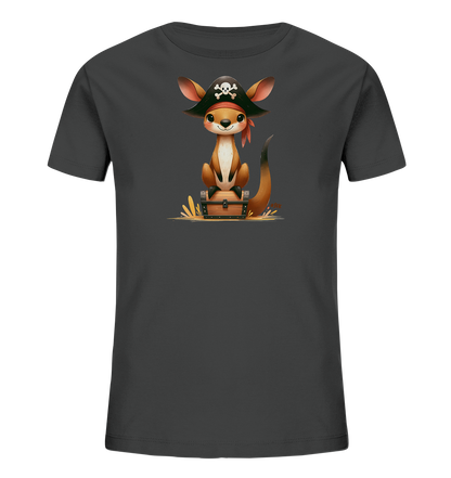 Onlineshop Shirts fuer Kinder - Das Bild zeigt ein dunkelgraues T-Shirt fuer Kinder. Auf der Vorderseite ist eine Illustration eines Kaengurus oder aehnlichen Tieres abgebildet. Das Tier traegt einen Piratenhut und sitzt auf einer Schatzkiste, umgeben von stilisierten Pflanzen. Das Design hat einen verspielten Piraten-Look.