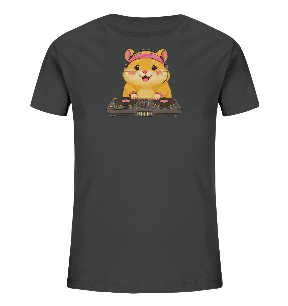 Onlineshop Shirts fuer Kinder - Das Bild zeigt ein dunkelgraues Kinder-T-Shirt mit einem niedlichen Comic-Motiv auf der Vorderseite. Im Zentrum des Designs ist ein orange-brauner Hamster abgebildet, der pinke Kopfhoerer traegt und hinter einem DJ-Mischpult steht. Der Hamster laechelt freundlich und hat pinke Armbaender, was dem Motiv einen verspielten und froehlichen Charakter verleiht.