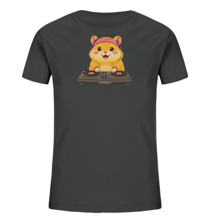 Onlineshop Shirts fuer Kinder - Das Bild zeigt ein dunkelgraues Kinder-T-Shirt mit einem niedlichen Comic-Motiv auf der Vorderseite. Im Zentrum des Designs ist ein orange-brauner Hamster abgebildet, der pinke Kopfhoerer traegt und hinter einem DJ-Mischpult steht. Der Hamster laechelt freundlich und hat pinke Armbaender, was dem Motiv einen verspielten und froehlichen Charakter verleiht.