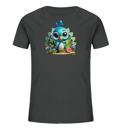 Onlineshop Shirts fuer Kinder - Das Bild zeigt ein dunkelgraues T-Shirt fuer Kinder. Darauf ist eine niedliche Illustration eines kleinen blauen Pfaus zu sehen. Der Pfau hat eine Federkrone und steht vor einer farbenfrohen Darstellung seiner Schwanzfedern und Blumen. Dieses verspielte Design wirkt sehr ansprechend fuer Kinder.