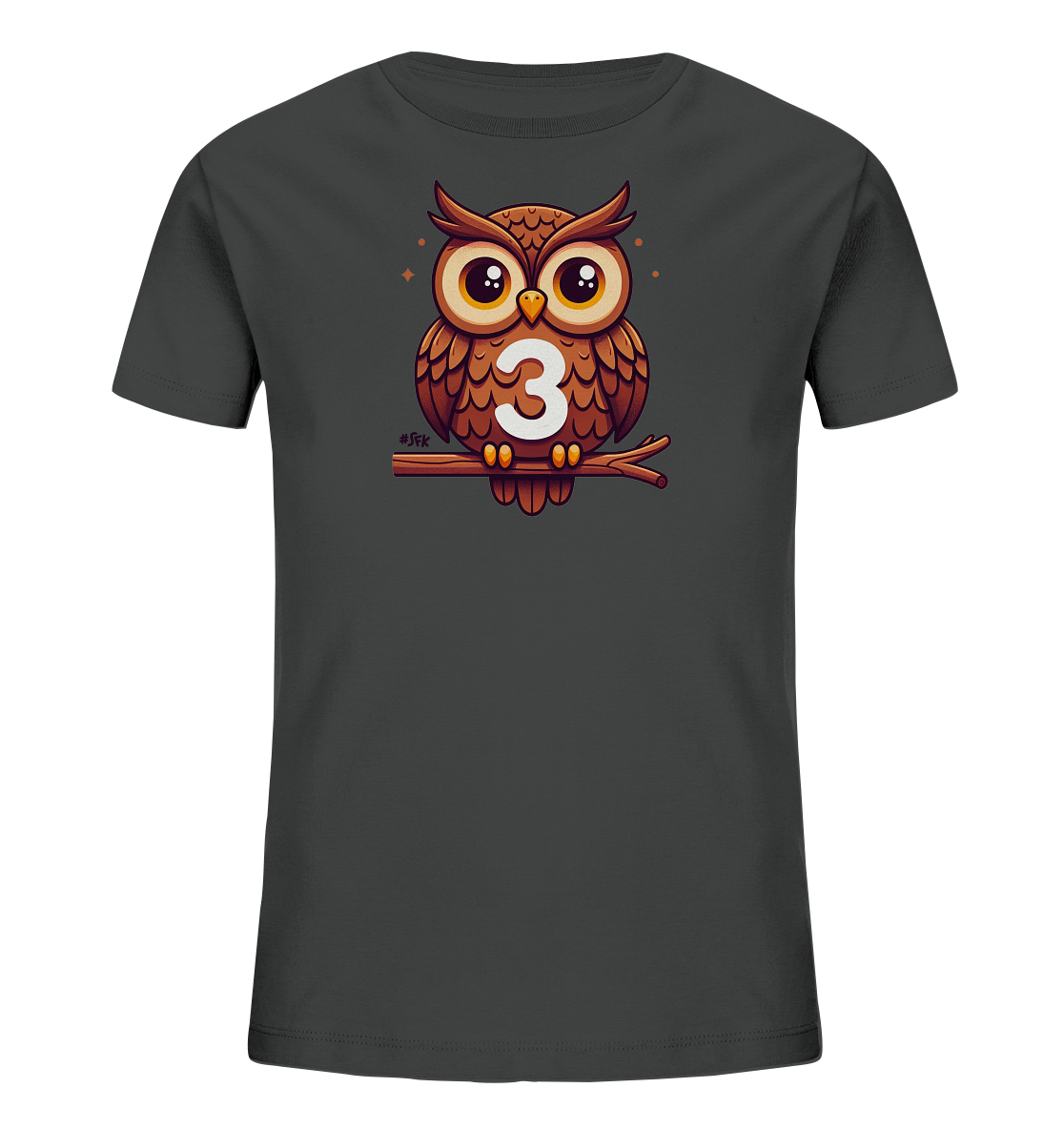 Onlineshop Shirts fuer Kinder - Das Bild zeigt ein dunkelgraues T-Shirt fuer Kinder. Auf der Vorderseite ist eine suesse Comic-Eule mit grossen Augen abgebildet, die auf einem Ast sitzt. Die Zahl 3 ist deutlich auf dem Bauch der Eule zu sehen. Um die Eule herum sind kleine Sterne dargestellt, was dem Motiv einen verspielten Look verleiht.