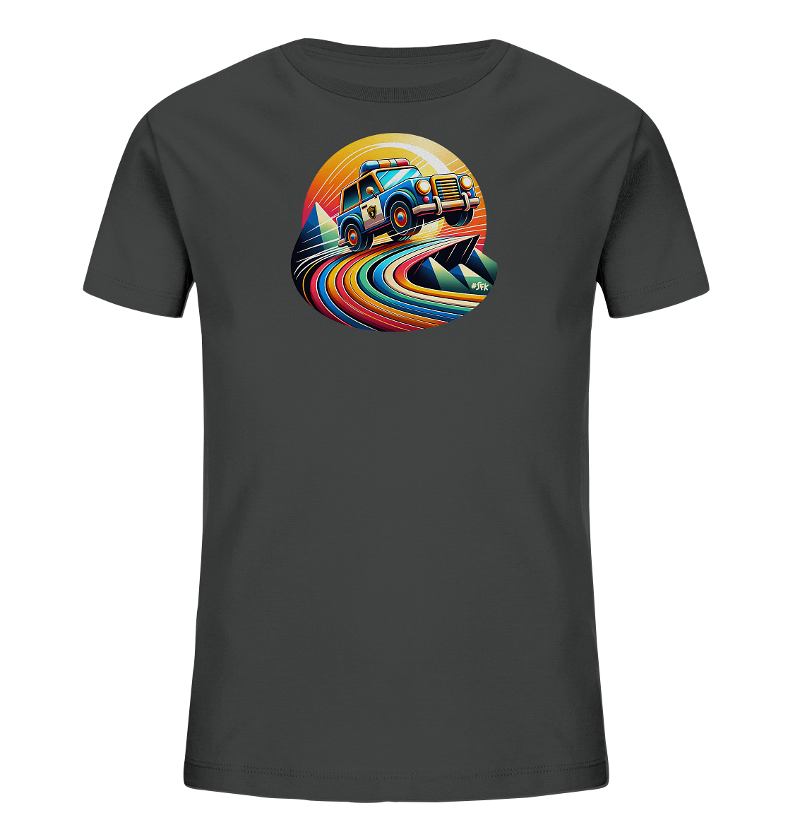 Onlineshop Shirts fuer Kinder - Das Bild zeigt ein dunkelgraues T-Shirt fuer Kinder. Auf der Vorderseite befindet sich ein dynamisches Motiv eines blauen Polizei-Jeeps, der ueber eine Rampe springt. Dahinter erstrecken sich bunte, regenbogenartige Streifen, die einen Kreis oder eine stilisierte Form bilden. Das Design ist energiegeladen und farbenfroh, umrahmt von geometrischen Bergformen und einem hellen Hintergrund.
