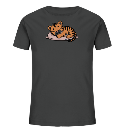 Onlineshop Shirts fuer Kinder - Das Bild zeigt ein dunkelgraues T-Shirt fuer Kinder. Auf der Vorderseite ist eine niedliche Illustration eines schlafenden Tigerbabys zu sehen. Der kleine Tiger mit seinen orange-schwarzen Streifen liegt gemuetlich auf einem hellen Kissen. Das Design vermittelt eine friedliche und sanfte Stimmung.
