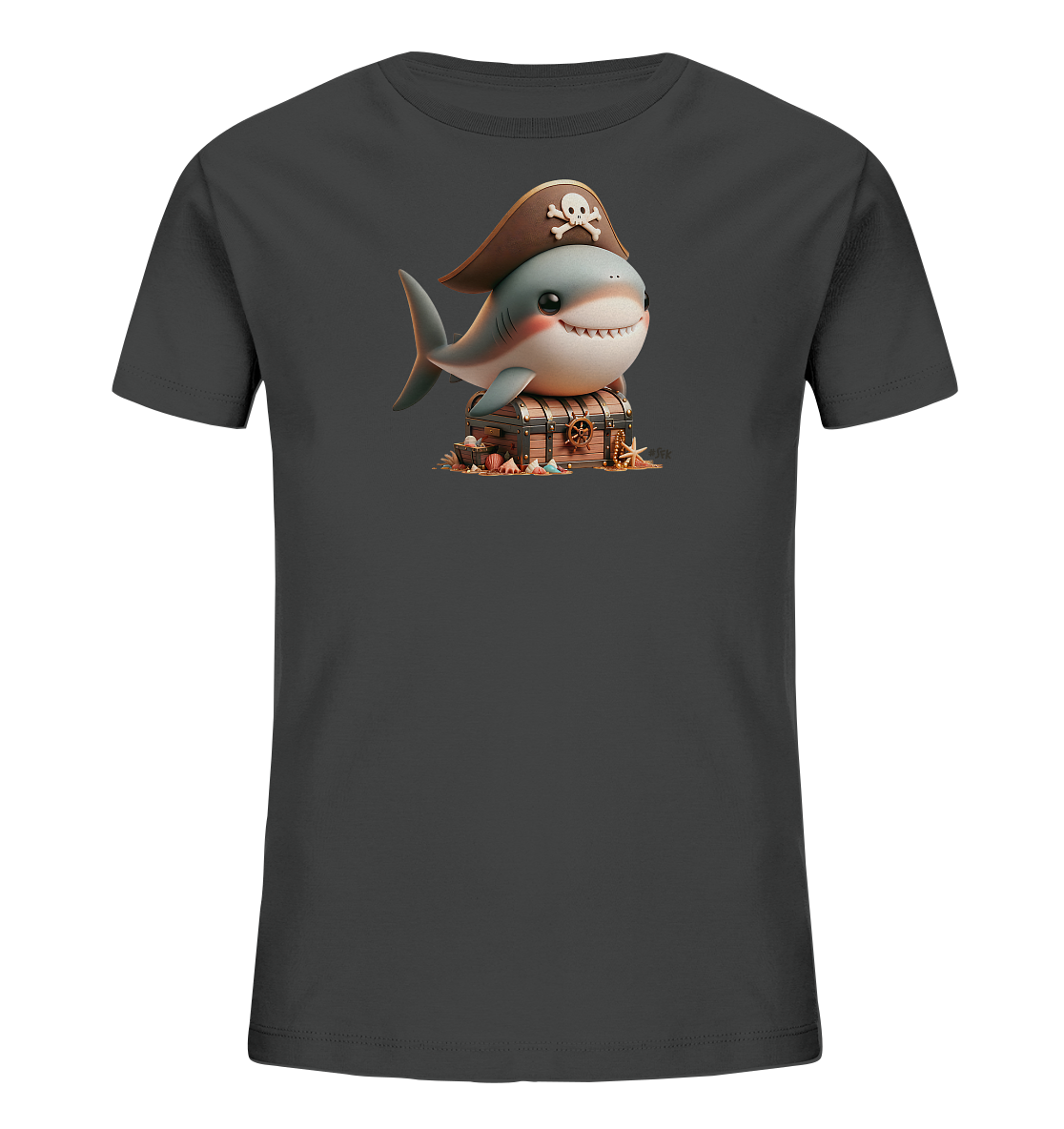 Onlineshop Shirts fuer Kinder - Das Bild zeigt ein dunkles T-Shirt mit einem suessen, cartoonhaften Piratenhai. Der Hai traegt einen Piratenhut mit Totenkopf und sitzt auf einer Holzschatzkiste. Um die Kiste sind Muscheln und Sand verteilt. Die Illustration ist detailliert und farbenfroh.