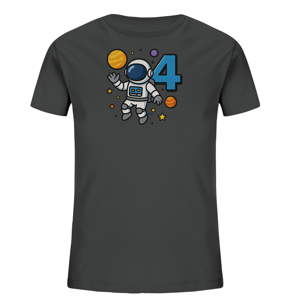 Onlineshop Shirts fuer Kinder - Das Bild zeigt ein dunkelgraues Kinder-T-Shirt mit einem farbenfrohen Aufdruck. Darauf ist ein freundlich aussehender Astronaut im Weltall abgebildet, umgeben von Planeten, Sternen und Punkten. Neben dem Astronauten ist gross die blaue Zahl '4' dargestellt. Das Motiv verleiht dem Shirt ein verspieltes Weltraumthema.
