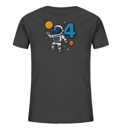 Onlineshop Shirts fuer Kinder - Das Bild zeigt ein dunkelgraues Kinder-T-Shirt mit einem farbenfrohen Aufdruck. Darauf ist ein freundlich aussehender Astronaut im Weltall abgebildet, umgeben von Planeten, Sternen und Punkten. Neben dem Astronauten ist gross die blaue Zahl '4' dargestellt. Das Motiv verleiht dem Shirt ein verspieltes Weltraumthema.