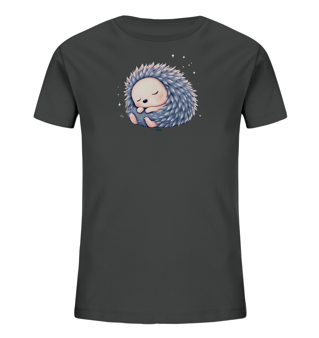 Onlineshop Shirts fuer Kinder - Das Bild zeigt ein dunkelgraues Kinder-T-Shirt mit einem niedlichen Motiv auf der Vorderseite. Darauf ist ein schlafender Igel in pastelligen Grau- und Rosatoenen dargestellt, der sich gemuetlich eingerollt hat. Kleine, schimmernde Sterne umgeben das Tier, was dem Design eine traeumerische Atmosphaere verleiht. Das gesamte Motiv wirkt beruhigend und zart, ideal fuer junge Traeger.