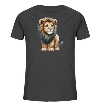 Onlineshop Shirts fuer Kinder - Das Bild zeigt ein dunkelgraues T-Shirt fuer Kinder mit einem niedlichen Loewenmotiv auf der Vorderseite. Der junge Loewe ist im Cartoon-Stil dargestellt, hat eine buschige Maehne und blickt aufmerksam zur Seite. Er steht aufrecht und wirkt freundlich und verspielt. Dieses Design verleiht dem Shirt einen charmanten und abenteuerlichen Charakter.