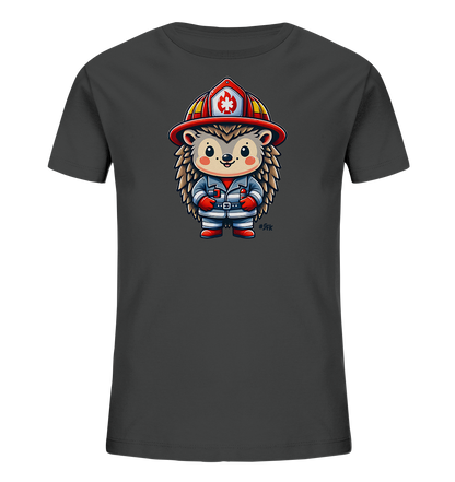 Onlineshop Shirts fuer Kinder - Dieses graue T-Shirt fuer Kinder zeigt eine niedliche Zeichentrick-Illustration eines Igels. Der Igel ist als Feuerwehrmann gekleidet und traegt einen roten Helm sowie eine blau-weisse Uniform mit roten Handschuhen und Stiefeln. Das Design ist frontal auf dem Shirt platziert und freundlich gestaltet.