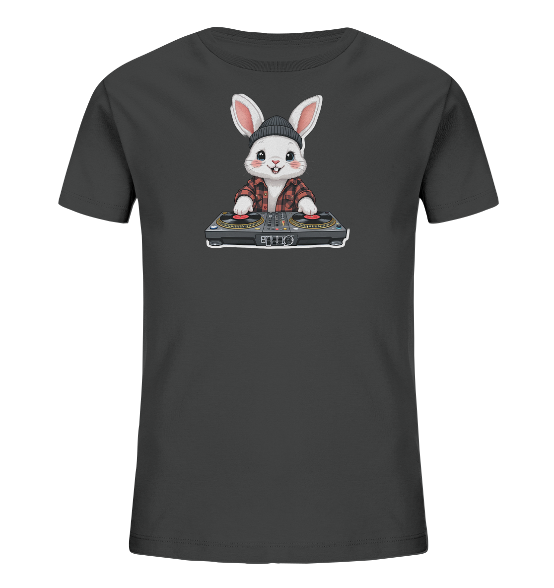 Onlineshop Shirts fuer Kinder - Das Bild zeigt ein dunkelgraues Kinder-T-Shirt mit einem niedlichen Comic-Hasenmotiv. Der Hase traegt eine schwarze Muetze und ein rot-schwarz kariertes Hemd. Er steht hinter einem DJ-Mischpult mit zwei Plattenspielern und hat einen freundlichen Ausdruck. Das Design verleiht dem Shirt einen verspielten und coolen Charakter.