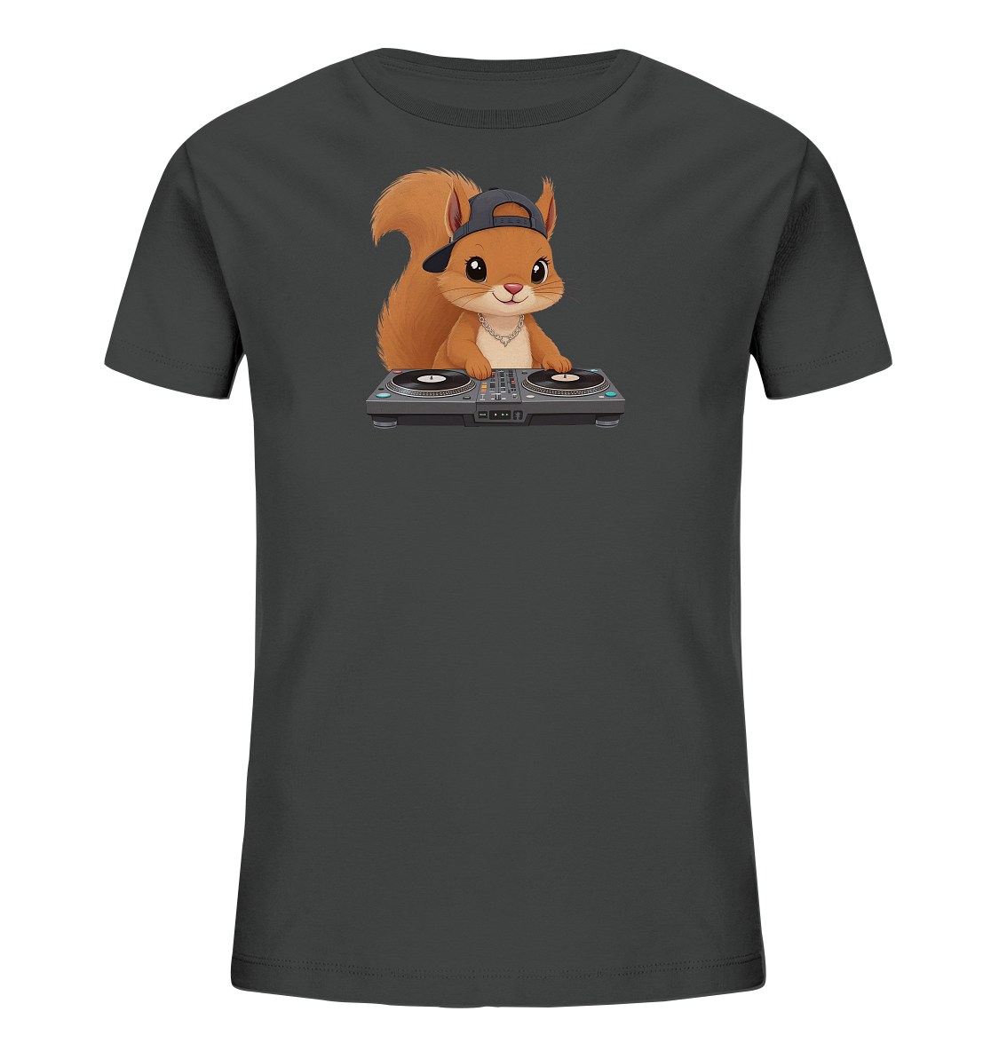 Onlineshop Shirts fuer Kinder - Das Bild zeigt ein dunkelgraues Kinder-T-Shirt mit einem auffaelligen Motiv auf der Vorderseite. Es ist ein cartoonhaftes Eichhoernchen abgebildet, das eine umgedrehte Kappe und eine Halskette traegt. Das Eichhoernchen steht hinter einem DJ-Mischpult mit zwei Plattenspielern und blickt nach vorne. Das Design wirkt verspielt und modern.