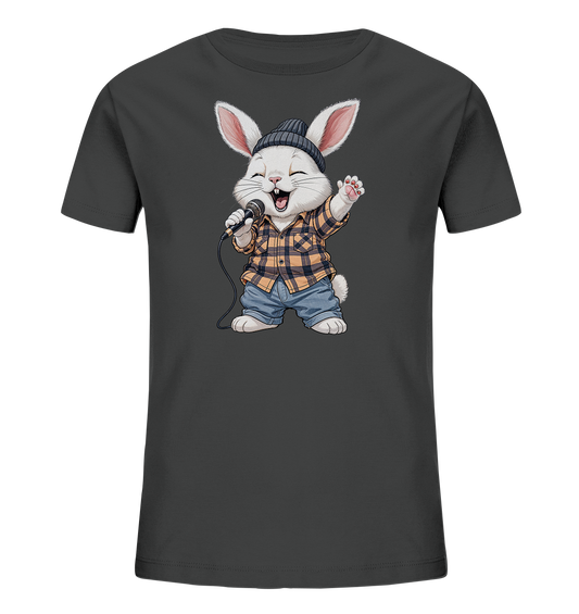 Onlineshop Shirts fuer Kinder - Das Bild zeigt ein dunkelgraues Kinder-T-Shirt mit einem froehlichen Comic-Hasen als Motiv. Der Hase traegt eine dunkle Muetze, ein gelb-schwarz kariertes Hemd und Jeans. Er haelt ein Mikrofon und scheint begeistert zu singen, mit offenem Mund und einer erhobenen Pfote. Das Design verleiht dem Shirt einen verspielten und musikalischen Ausdruck.