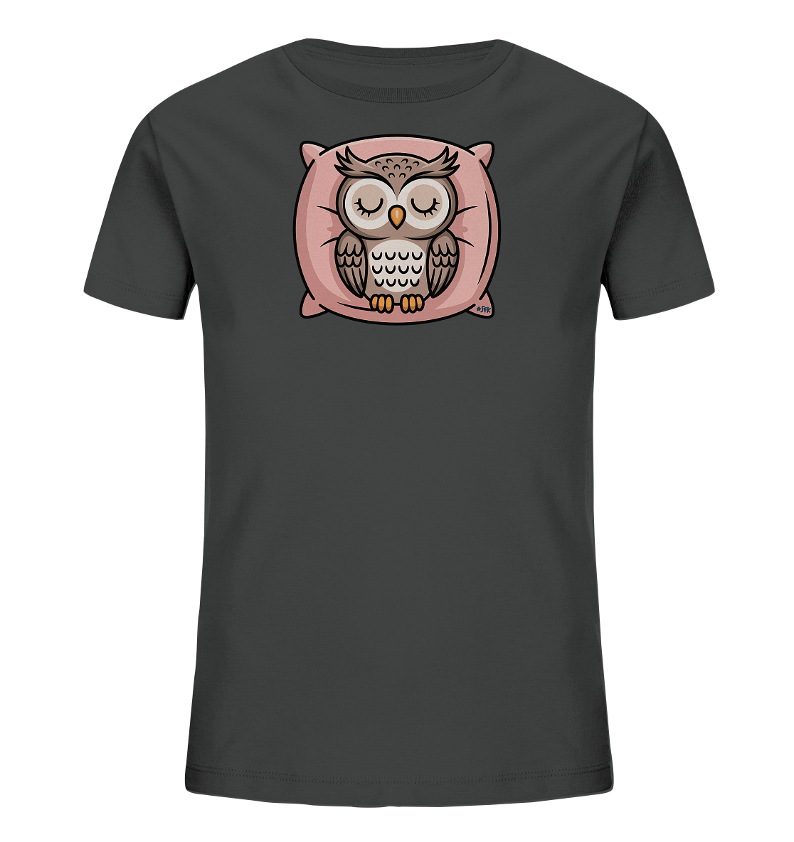 Onlineshop Shirts fuer Kinder - Das Bild zeigt ein dunkelgraues T-Shirt fuer Kinder mit einem bezaubernden Motiv. Im Zentrum ist eine friedlich schlafende Eule zu sehen, die auf einem weichen, rosafarbenen Kissen ruht. Die Illustration faengt einen ruhigen und gemuetlichen Moment ein. Das Design ist schlicht und ansprechend fuer junge Traeger.