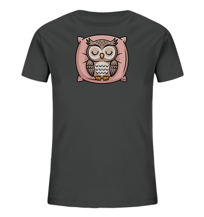 Onlineshop Shirts fuer Kinder - Das Bild zeigt ein dunkelgraues T-Shirt fuer Kinder mit einem bezaubernden Motiv. Im Zentrum ist eine friedlich schlafende Eule zu sehen, die auf einem weichen, rosafarbenen Kissen ruht. Die Illustration faengt einen ruhigen und gemuetlichen Moment ein. Das Design ist schlicht und ansprechend fuer junge Traeger.