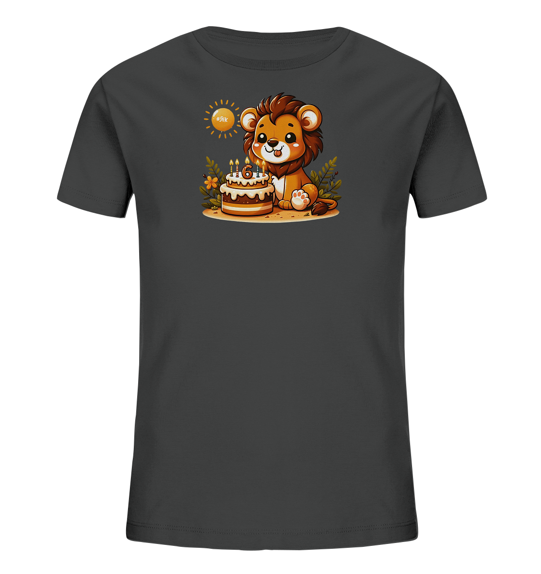 Onlineshop Shirts fuer Kinder - Das Bild zeigt ein dunkelgraues T-Shirt mit einem froehlichen Motiv fuer einen Kindergeburtstag. Darauf ist ein niedlicher Cartoon-Loewe zu sehen, der neben einem Geburtstagskuchen mit leuchtenden Kerzen sitzt. Die Kerzen bilden die Zahl 6. Im Hintergrund sind eine strahlende Sonne und Pflanzen angedeutet, was dem Design eine warme Atmosphaere verleiht.