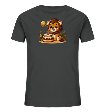 Onlineshop Shirts fuer Kinder - Das Bild zeigt ein dunkelgraues T-Shirt mit einem froehlichen Motiv fuer einen Kindergeburtstag. Darauf ist ein niedlicher Cartoon-Loewe zu sehen, der neben einem Geburtstagskuchen mit leuchtenden Kerzen sitzt. Die Kerzen bilden die Zahl 6. Im Hintergrund sind eine strahlende Sonne und Pflanzen angedeutet, was dem Design eine warme Atmosphaere verleiht.