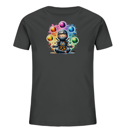 Onlineshop Shirts fuer Kinder - Das Bild zeigt ein dunkles Kinder-T-Shirt mit einer Illustration eines meditierenden Ninjas in einer ruhigen Pose. Um den Ninja herum schweben leuchtende, bunte Kugeln in verschiedenen Farben wie Rot, Orange, Gruen und Blau. Das Motiv ist von einem farbigen Spritzer-Hintergrund umrahmt, der dem Design eine dynamische Note verleiht. Es ist ein friedliches und farbenfrohes Motiv auf dem Shirt.