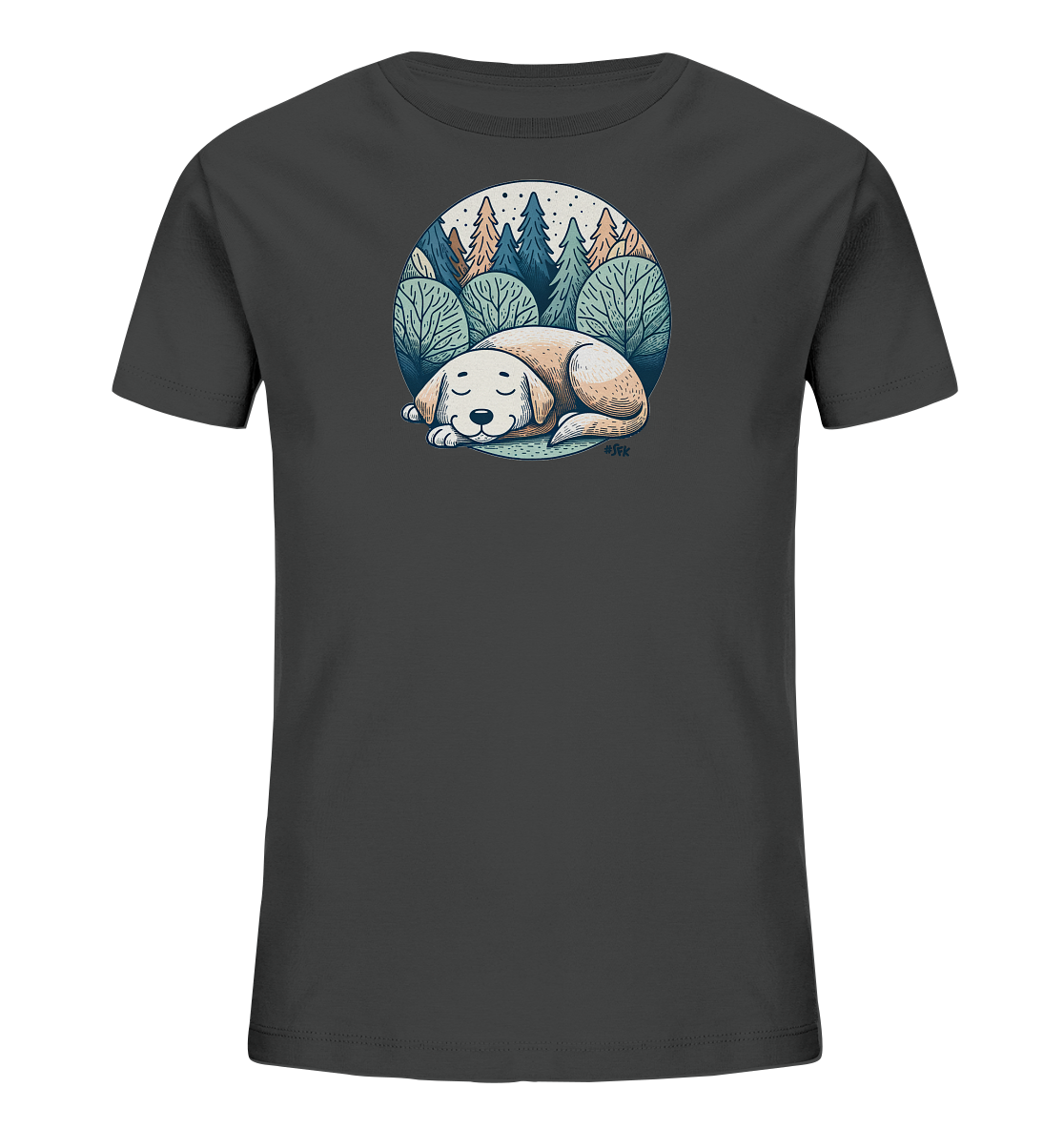 Onlineshop Shirts fuer Kinder - Dieses dunkelgraue Kinder-T-Shirt praesentiert eine runde Grafik mit einem schlafenden Hund in einer Waldlandschaft. Die Illustration zeigt Baeume, Buesche und einen Sternenhimmel im Hintergrund, waehrend der Hund entspannt im Vordergrund ruht. Das Motiv hat einen friedlichen und naturnahen Charakter.