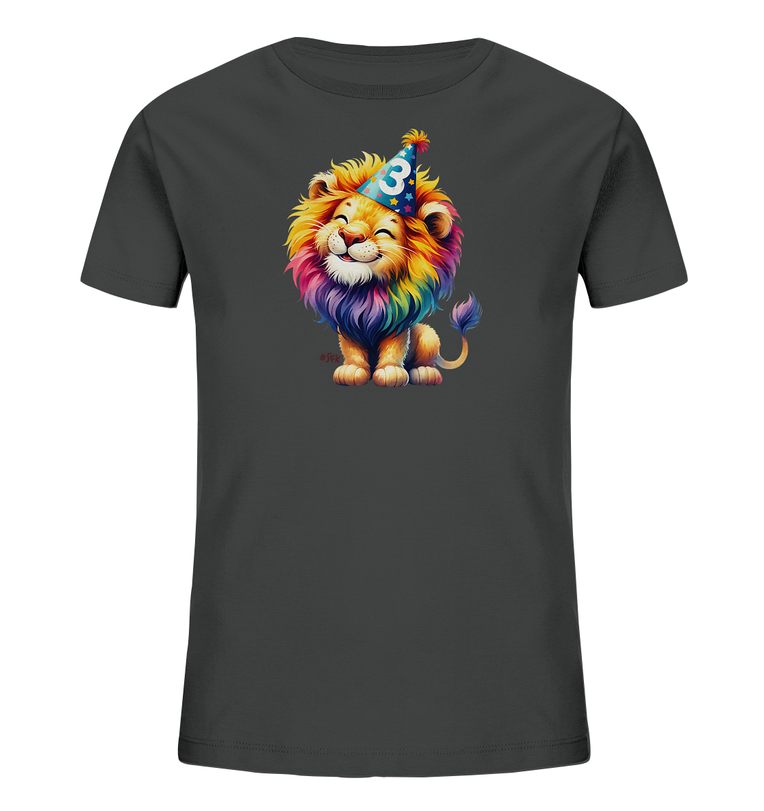 Onlineshop Shirts fuer Kinder - Das Bild zeigt ein dunkelgraues T-Shirt mit einem froehlichen, cartoonhaften Loewenmotiv auf der Vorderseite. Der Loewe hat eine bunte Regenbogenmaehne und traegt einen blauen Partyhut mit Punkten, Sternen und der Zahl '3'. Das Design wirkt lebendig und eignet sich gut fuer Geburtstage oder andere festliche Anlaesse. Der Loewe sitzt und laechelt gluecklich.