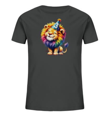 Onlineshop Shirts fuer Kinder - Das Bild zeigt ein dunkelgraues T-Shirt mit einem froehlichen, cartoonhaften Loewenmotiv auf der Vorderseite. Der Loewe hat eine bunte Regenbogenmaehne und traegt einen blauen Partyhut mit Punkten, Sternen und der Zahl '3'. Das Design wirkt lebendig und eignet sich gut fuer Geburtstage oder andere festliche Anlaesse. Der Loewe sitzt und laechelt gluecklich.