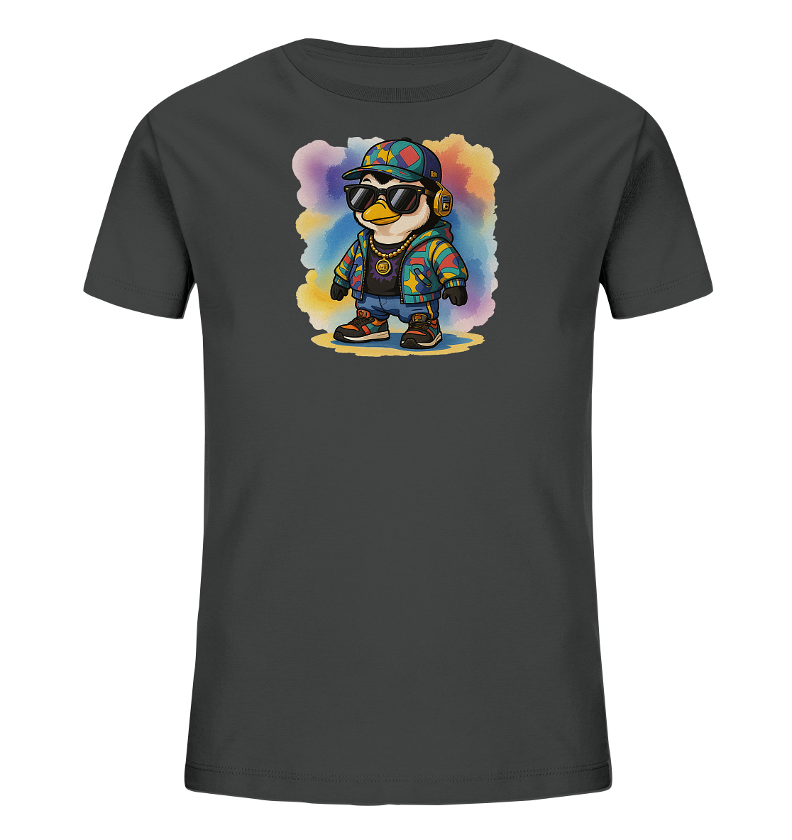 Onlineshop Shirts fuer Kinder - Das Bild zeigt ein dunkelgraues Kinder-T-Shirt mit einem coolen, cartoonartigen Pinguinmotiv. Der Pinguin traegt Sonnenbrille, Kopfhoerer, eine bunte Kappe und eine mehrfarbige Jacke im Streetwear-Stil. Im Hintergrund ist ein farbenfroher, aquarellartiger Fleck zu sehen. Das Design wirkt modern und ansprechend.