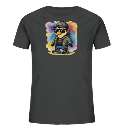 Onlineshop Shirts fuer Kinder - Das Bild zeigt ein dunkelgraues Kinder-T-Shirt mit einem coolen, cartoonartigen Pinguinmotiv. Der Pinguin traegt Sonnenbrille, Kopfhoerer, eine bunte Kappe und eine mehrfarbige Jacke im Streetwear-Stil. Im Hintergrund ist ein farbenfroher, aquarellartiger Fleck zu sehen. Das Design wirkt modern und ansprechend.