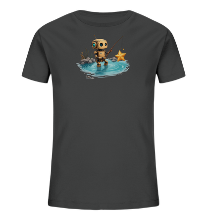 Onlineshop Shirts für Kinder - Das Bild zeigt ein dunkelgraues T-Shirt für Kinder. Auf der Vorderseite ist eine detaillierte Illustration eines kleinen, freundlichen Roboters zu sehen, der in einer Pfütze steht und fischt. An seiner Angelrute hat der Roboter anstelle eines Fisches einen leuchtend goldenen Stern gefangen, was dem Motiv eine fantasievolle Note verleiht. Die Szene ist mit kleinen Steinen und Pflanzen am Rand der Pfütze gestaltet und wirkt insgesamt sehr charmant und spielerisch.