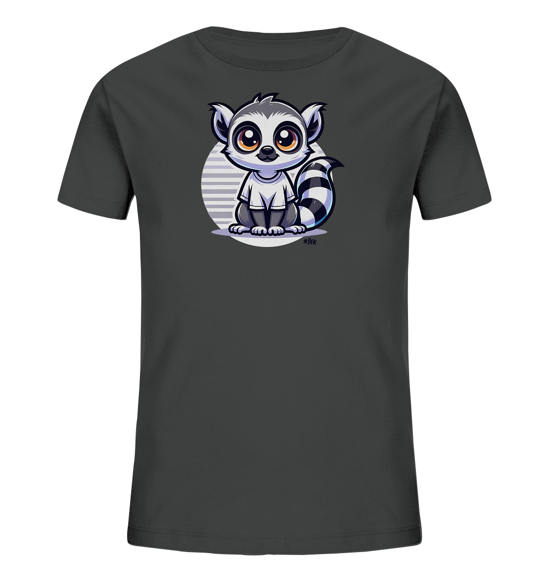 Onlineshop Shirts fuer Kinder - Das Bild zeigt ein anthrazitfarbenes T-Shirt fuer Kinder. Auf der Vorderseite ist eine niedliche Comic-Illustration eines Ringelschwanzlemurs abgebildet. Der Lemur sitzt, traegt ein kleines weisses T-Shirt und hat grosse, leuchtende Augen. Im Hintergrund befindet sich ein Kreis mit horizontalen Streifen.