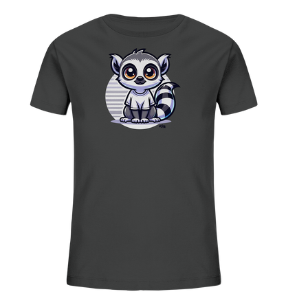 Onlineshop Shirts fuer Kinder - Das Bild zeigt ein anthrazitfarbenes T-Shirt fuer Kinder. Auf der Vorderseite ist eine niedliche Comic-Illustration eines Ringelschwanzlemurs abgebildet. Der Lemur sitzt, traegt ein kleines weisses T-Shirt und hat grosse, leuchtende Augen. Im Hintergrund befindet sich ein Kreis mit horizontalen Streifen.