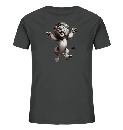 Onlineshop Shirts fuer Kinder - Das Bild zeigt ein graues T-Shirt fuer Kinder mit einem detailreichen Aufdruck. Das Motiv ist ein springender, cartoonhafter Loewe, der mit seinen erhobenen Pfoten und einem breiten Laecheln dargestellt ist. Die Illustration ist in einem stilisierten Schwarz-Weiss gehalten und zeigt den Loewen in voller Aktion. Dieses Design verleiht dem Shirt eine froehliche und dynamische Ausstrahlung.