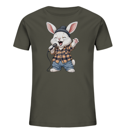 Onlineshop Shirts fuer Kinder - Das Bild zeigt ein dunkelgruenes Kinder-T-Shirt mit einem niedlichen Cartoon-Motiv eines Hasen. Der Hase traegt eine Muetze, ein kariertes Hemd und Jeans und haelt ein Mikrofon, als wuerde er singen. Mit geschlossenen Augen und geoeffnetem Mund vermittelt das Design eine froehliche und musikalische Stimmung. Eine Pfote ist dabei erhoben, als wuerde er das Publikum begruessen.