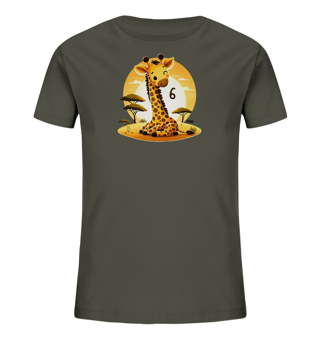 Onlineshop Shirts fuer Kinder - Das Bild zeigt ein dunkelgraues T-Shirt mit einem verspielten Druck auf der Vorderseite. Im Zentrum des Designs befindet sich ein niedliches, sitzendes Cartoon-Giraffenmotiv. Die Szene stellt eine Savannenlandschaft mit Baeumen und einem grossen gelben Sonnenuntergang dar. Neben der Giraffe ist prominent die Zahl '6' abgebildet, was das froehliche Motiv ergaenzt.