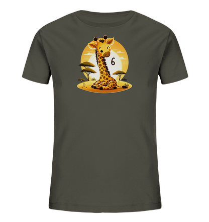 Onlineshop Shirts fuer Kinder - Das Bild zeigt ein dunkelgraues T-Shirt mit einem verspielten Druck auf der Vorderseite. Im Zentrum des Designs befindet sich ein niedliches, sitzendes Cartoon-Giraffenmotiv. Die Szene stellt eine Savannenlandschaft mit Baeumen und einem grossen gelben Sonnenuntergang dar. Neben der Giraffe ist prominent die Zahl '6' abgebildet, was das froehliche Motiv ergaenzt.