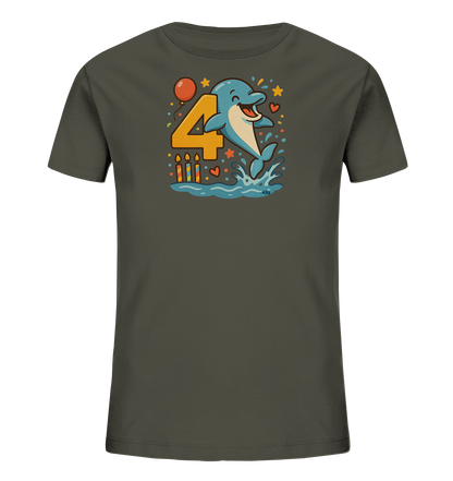 Onlineshop Shirts fuer Kinder - Das Bild zeigt ein dunkelgraues Kindershirt mit einem farbenfrohen Druck. Der Druck zeigt einen froehlichen Cartoon-Delfin, der aus Wasser springt, neben einer grossen orangen Zahl '4'. Geburtstagselemente wie ein Ballon, Kerzen, Sterne und Herzen umgeben die zentralen Figuren. Diese lebhafte Grafik erzeugt ein festliches und verspieltes Design auf der Vorderseite des Shirts.