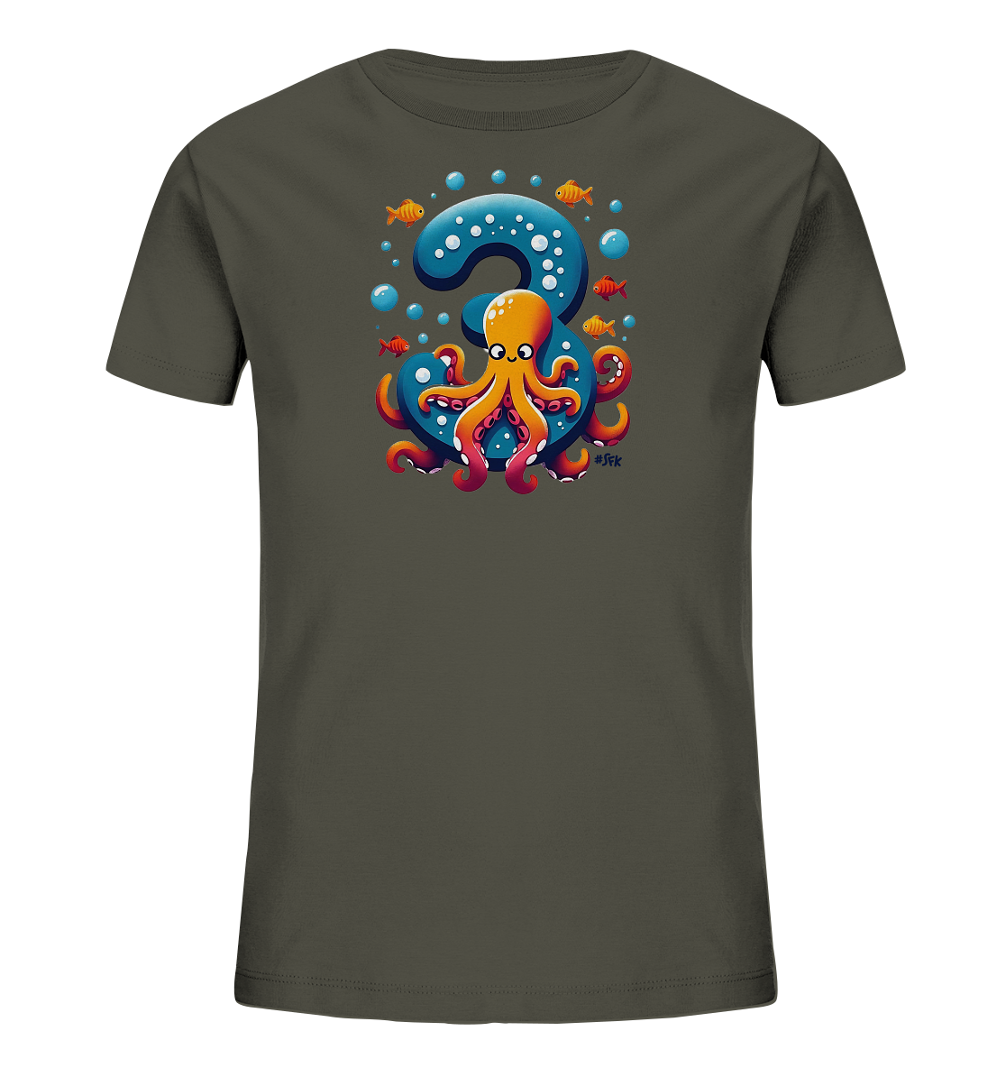 Onlineshop Shirts fuer Kinder - Das Bild zeigt ein dunkelgruenes Kinder-T-Shirt mit einem farbenfrohen Unterwassermotiv. Im Zentrum des Designs steht eine grosse, blau-weisse Zahl '3', auf der ein oranger Oktopus sitzt. Kleine orange Fische und aufsteigende Blasen umgeben die Szene. Das Design wirkt froehlich und maritim.