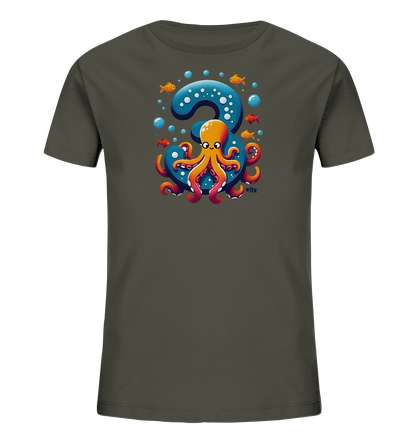 Onlineshop Shirts fuer Kinder - Das Bild zeigt ein dunkelgruenes Kinder-T-Shirt mit einem farbenfrohen Unterwassermotiv. Im Zentrum des Designs steht eine grosse, blau-weisse Zahl '3', auf der ein oranger Oktopus sitzt. Kleine orange Fische und aufsteigende Blasen umgeben die Szene. Das Design wirkt froehlich und maritim.