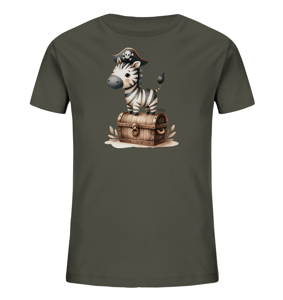 Onlineshop Shirts fuer Kinder - Das Bild zeigt ein dunkelgraues Kinder-T-Shirt mit einer niedlichen Zeichentrick-Illustration. Abgebildet ist ein kleines Zebra, das einen Piratenhut mit Totenkopf traegt. Das Zebra steht auf einer hoelzernen Schatzkiste, die auf dem Boden liegt. Das Motiv ist detailreich gestaltet und vermittelt einen abenteuerlichen, verspielten Charakter.