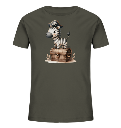 Onlineshop Shirts fuer Kinder - Das Bild zeigt ein dunkelgraues Kinder-T-Shirt mit einer niedlichen Zeichentrick-Illustration. Abgebildet ist ein kleines Zebra, das einen Piratenhut mit Totenkopf traegt. Das Zebra steht auf einer hoelzernen Schatzkiste, die auf dem Boden liegt. Das Motiv ist detailreich gestaltet und vermittelt einen abenteuerlichen, verspielten Charakter.
