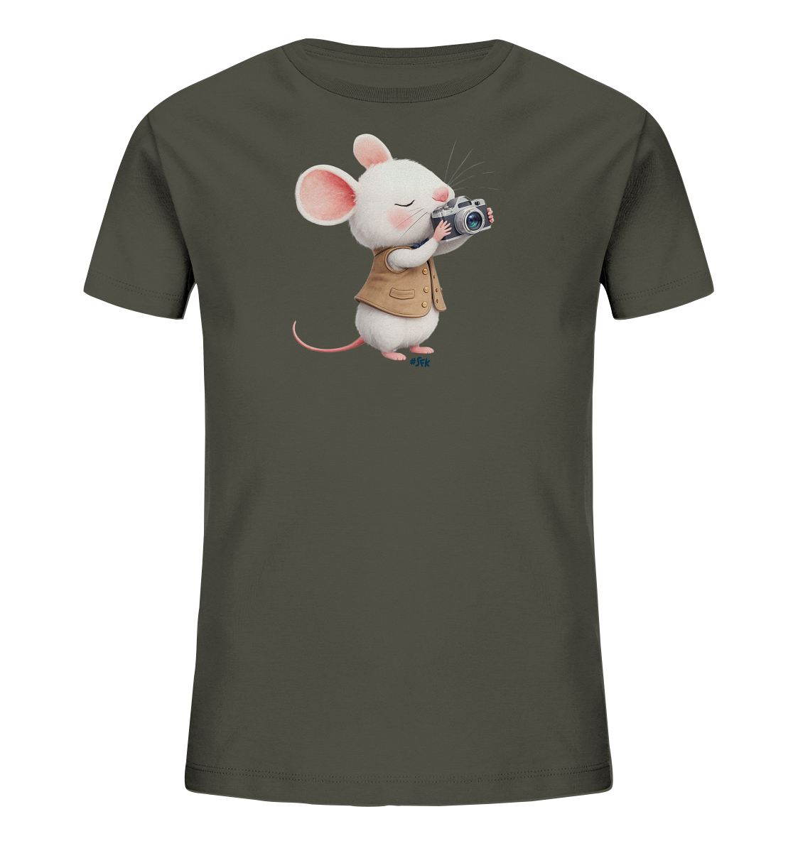 Onlineshop Shirts fuer Kinder - Das Bild zeigt ein dunkelgruenes Kinder-T-Shirt mit einem niedlichen Tiermotiv auf der Vorderseite. Abgebildet ist eine weisse Maus mit grossen Ohren und rosa Akzenten, die eine braune Weste traegt. Die Maus haelt eine Kamera vor ihr Gesicht, als wuerde sie ein Foto machen, und hat dabei ihre Augen geschlossen. Das Design verleiht dem Shirt einen verspielten und charmanten Charakter.