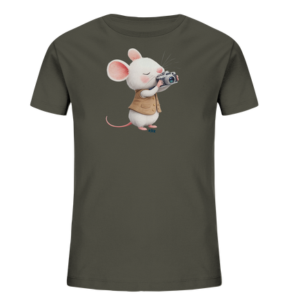 Onlineshop Shirts fuer Kinder - Das Bild zeigt ein dunkelgruenes Kinder-T-Shirt mit einem niedlichen Tiermotiv auf der Vorderseite. Abgebildet ist eine weisse Maus mit grossen Ohren und rosa Akzenten, die eine braune Weste traegt. Die Maus haelt eine Kamera vor ihr Gesicht, als wuerde sie ein Foto machen, und hat dabei ihre Augen geschlossen. Das Design verleiht dem Shirt einen verspielten und charmanten Charakter.