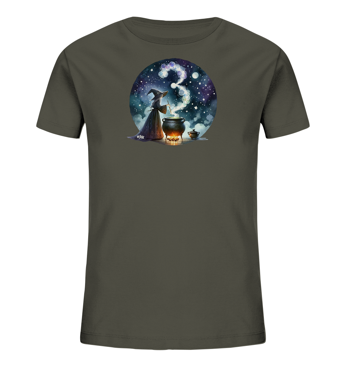 Onlineshop Shirts fuer Kinder - Das Bild zeigt ein dunkelgruenes Kinder-T-Shirt mit einem runden Motiv auf der Vorderseite. Das Motiv stellt eine Zauberin oder Hexe in einem spitzen Hut dar, die einen brodelnden Kessel unter einem Sternenhimmel ruehrt. Aus dem Kessel steigt Rauch auf, der kreativ die Form der Zahl '3' bildet. Das Design ist magisch und verspielt, mit Details wie Sternen und Wolken im Hintergrund.