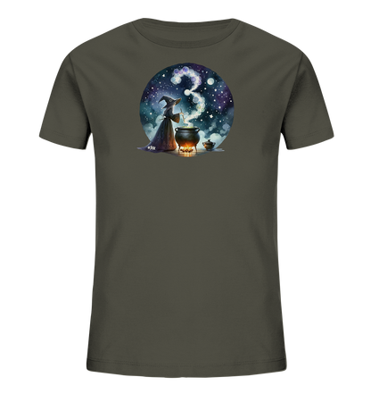 Onlineshop Shirts fuer Kinder - Das Bild zeigt ein dunkelgruenes Kinder-T-Shirt mit einem runden Motiv auf der Vorderseite. Das Motiv stellt eine Zauberin oder Hexe in einem spitzen Hut dar, die einen brodelnden Kessel unter einem Sternenhimmel ruehrt. Aus dem Kessel steigt Rauch auf, der kreativ die Form der Zahl '3' bildet. Das Design ist magisch und verspielt, mit Details wie Sternen und Wolken im Hintergrund.