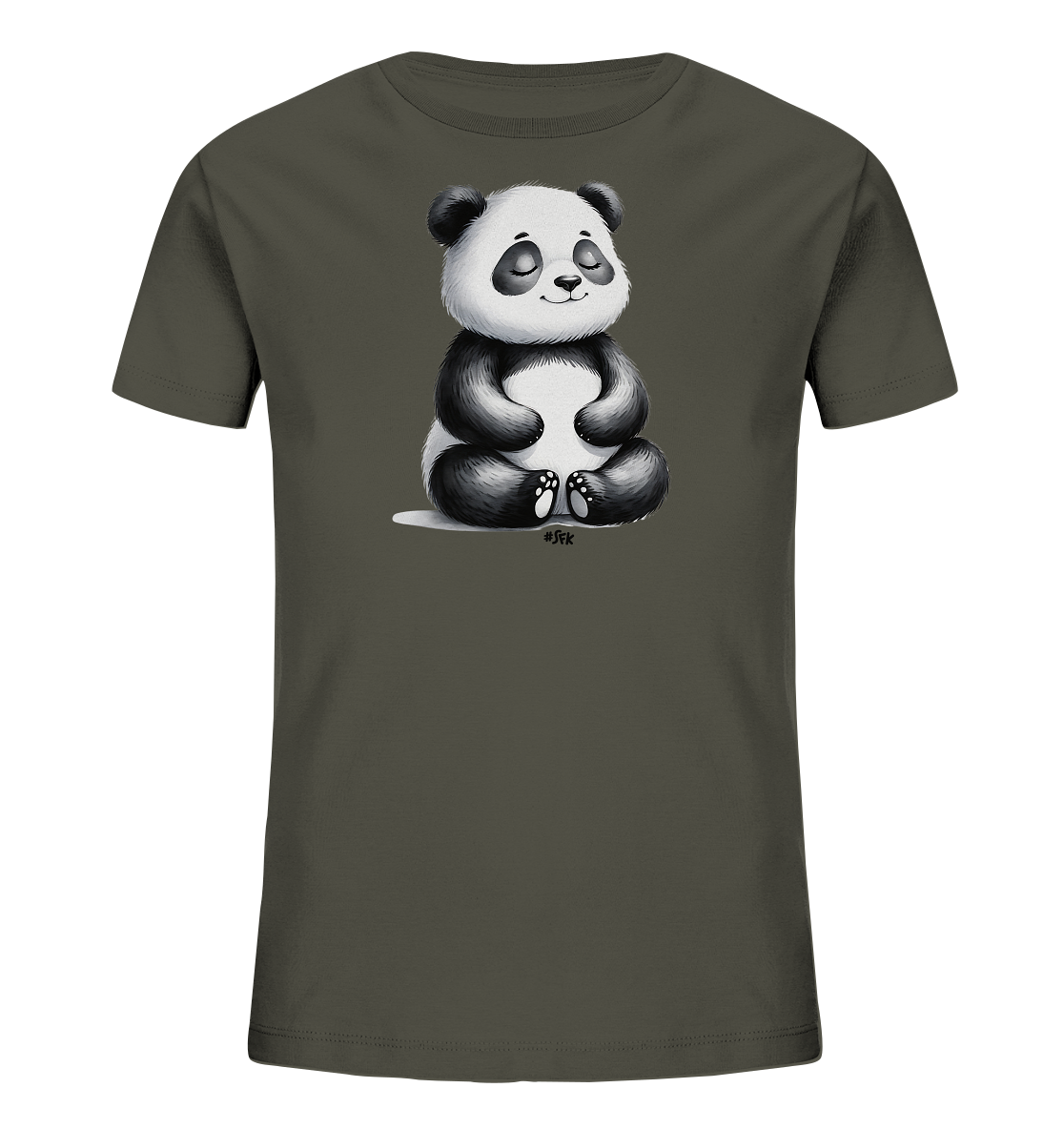 Onlineshop Shirts fuer Kinder - Das Bild zeigt ein dunkelgruenes T-Shirt fuer Kinder. Auf der Vorderseite befindet sich eine charmante schwarz-weisse Illustration eines Pandas. Der Panda ist im Schneidersitz in einer friedlichen, meditierenden Pose dargestellt, mit geschlossenen Augen und einem sanften Laecheln. Dieses Design verleiht dem Shirt ein ruhiges und freundliches Motiv.